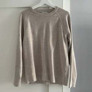 Beige tröja  - Snygg och stilren beige tröja. Perfekt för en minimalistisk look med sin enkla design och långa ärmar. Tröjan har en rund hals och är tillverkad i ett mjukt material som ger en skön passform. Hör av er vid fler frågor! :) pris går att diskutera vid snabb affär. 