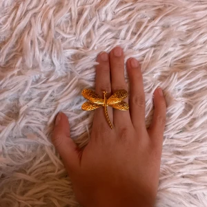 Guldfärgad ring med trollslända - Unik guldfärgad ring formad som en trollslända. Frakt 22 kr! ⚠️OBS FRAKTEN ÄR EJ 30 KR ⚠️
