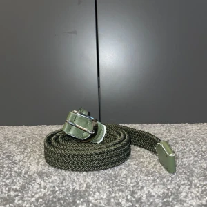 Mörkgrönt flätat bälte - Tja, säljer ett mörkgrönt flätat bälte som har skicket 10/10 då den aldrig är andvänd. Bältet passar nästa alla då den är elastisk. Tveka inte på att höra av dig vid minsta fundering😊