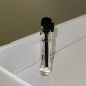 Oh Darling 2ml - Provflaska på oh darling från Essnce. Doften är inspirerad av Armani because its you. Den har noter av hallon, citron, ros, vanilj och mysk. Ett måste för den som gillar blommiga och fruktiga parfymer. Den är helt oanvänd och oöppnad 