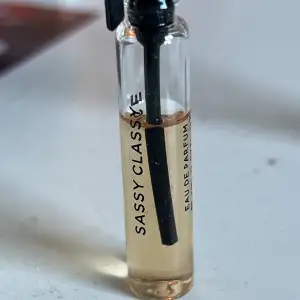 Sassy classy från essnce är inspirerad av Libre. Ca 1,5ml kvar i flaskan. Köp helst som en bundle