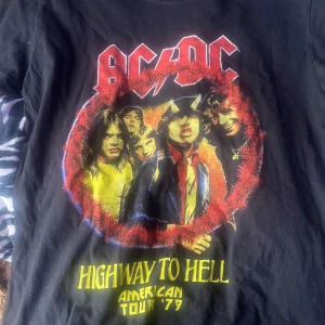 AC/DC tröja🤘🤘 - Säljer denna aaaaascoola ac/dc tröjan då jag typ aldrig lyssnar på dem längre 💞Passar båda kön, skriv i dm för mer info eller bilder!!