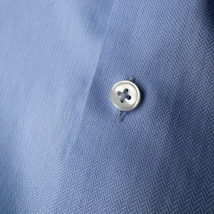 H&M Premium blå skjorta, storlek S - Premiumskjorta från H&M, väldigt skön och hög kvalitet. Slim fit, storlek S. Ljusblå med fiskbensmönster. 100% bomull. Jag säljer många skjortor i samma storlek, kolla gärna på mina övriga annonser för att skapa ett paket. Axelbredd: 43 cm Längd: 72 cm  Kostymskjorta, business, finskjorta.