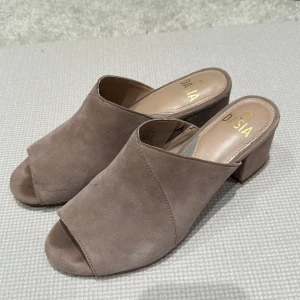 Beige mocka sandaler från Dasia - Snygga beige sandaler i mocka från Dasia med öppen tå och blockklack. Perfekta för en stilren look. Sandalerna har en elegant design med en bekväm passform.