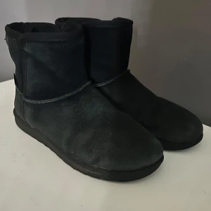 Din sko uggs - Säljer pågrund av att de är för små, använts flitigt därav priset❤️