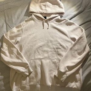 hoodie hm - hoodie från hm, är lite ljusrosa och har gått sönder vid snöret(se bild) men inget man tänker på. tröjan har används väl men annars väldigt bra skick. 