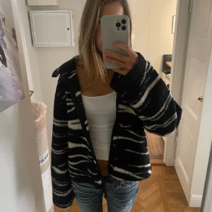 teddy jacka - super söt teddy jacka från hm perfekt för våren❤️ använd fåtal gånger perfekt för våren!!❤️ 