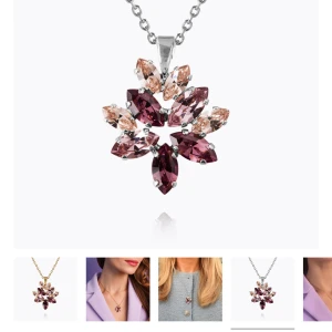 Halsband med blomformad berlock från Caroline Svedbom - Elegant halsband från Caroline Svedbom med en blomformad berlock i olika nyanser av rosa och lila kristaller. Kedjan är i silverfärg och berlocken har en vacker glittrig design som fångar ljuset fint. Halsbandet är endast testat och sedan legat i original förpackningen, vad jag kan se är det lite mörka färg förändringar kan vara rost vid knäppet men det är absolut ingen man tänker på det var bara om jag kollade riktigt noga, skriv privat för fler bilder💗🥹Nypris 995 säljer för 599 & knappt använt