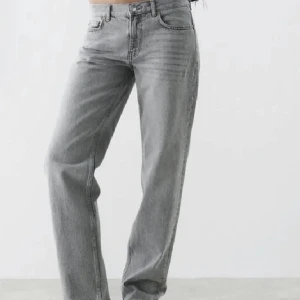 Grå jeansbyxor - Snygga grå jeansbyxor med en avslappnad passform. De har en klassisk design med fem fickor och knappgylf. Perfekta för en casual look.