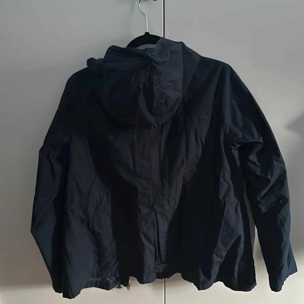 Mörkblå jacka från Elvine (safarijacket) storlek L skick 8/10. Använd ett antal gånger . Takit.