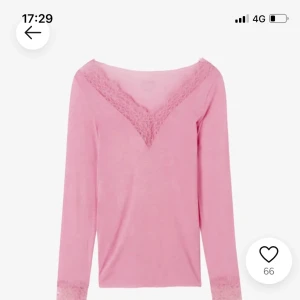 Svart plånbok med mönster - Snygg svart och vit plånbok från Michael Kors med ett unikt mönster. Plånboken har en dragkedja i guld och är perfekt för att hålla ordning på dina kort och kontanter. En stilren accessoar för alla tillfällen.