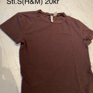 Brun t-shirt från H&M - Säljer en brun t-shirt från H&M Divided. Den är kortärmad och har en enkel design, perfekt för en avslappnad stil. Gjord i ett mjukt material för bekväm passform.