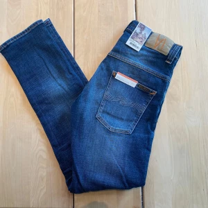 Helt nya Nudie Jeans - Tjena! Säljer nu ett par riktigt feta nudie jeans med en riktigt snygg tvätt. De är HELT NYA, med lapparna fortfarande kvar. Jeansen är i modellen ”Thin Finn”, vilket är en slim fit passform. De är ju som sagt helt nya, så finns inga defekter. De är i storleken ”29/30”. Hör av er vid närmsta fundering! ❗️Kolla även in min profil för fler helt nya nudie jeans i olika storlekar❗️