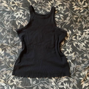 Svart ribbad linnetopp från 157 - svart ribbad linnetopp från lager 157 i storlek M. Tillverkad i 100% bomull🌸 väldigt lite använd, har inga skavanker eller defekter!