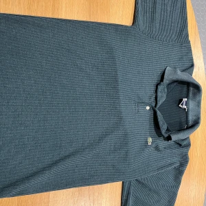 Lacoste tröja  - En snygg sommar tröja från Lacoste🌟 tröjan är i storlek L, tröjan är i bra skick och är skogs grön!🌟