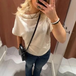 Stickad tröja  - Fin stickad tröja ifrån Kappahl, passar till M för är små i storlek. Lånad bild men så sitter den