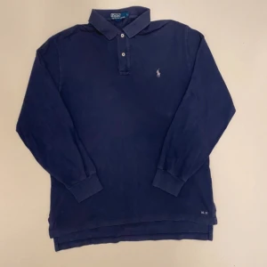 Ralph Lauren långärmad pike tröja - Marinblå långärmad polo Ralph Lauren pike tröja, Mycket bra skick, Storlek L, Pris kan diskuteras, Skriv vid minsta fråga eller fundering💯👍