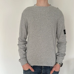 Tröja Calvin Klein Jeans - Tröja från Calvin Klein Jeans | Storlek: S - Skicket på tröjan är väldigt bra utan defekter - Mitt pris:299 kr - Nypris: 899kr - Modellen är 180cm och väger 72kg