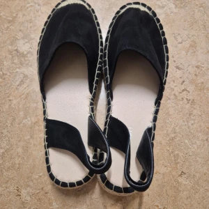 Svarta sandaler Espadrillos 37 - Använt 2 gånger. Säljer då de inte används längre.