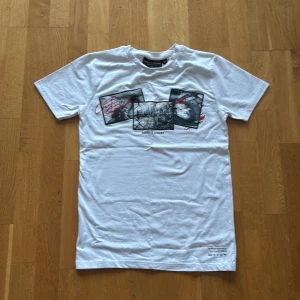  Supply & Demand T-shirt - Säljer denna T-shirt från Supply & Demand i strl Xs men själv tycker jag att den passar S. Den är endast använd ett fåtal gånger. Det finns inga som helst defekter. Det är bara att höra av sig vid minsta fundering ☺️