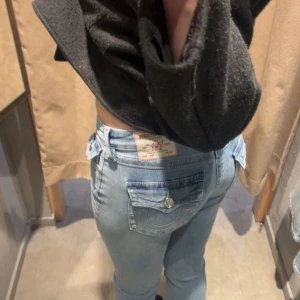 True religion  - Intresse koll på true religion  ljusblå jeans med modellen joey. De är lite långa för mig som är 172 och på höger ben längst ner finns de lite upptrampat syns på bilden. Osäker om jag vill sälja men de kommer knappt till användning nu när de är förstora de är storlek 28