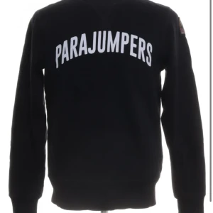 Parajumper tröja passar på 13-14 åringar  - Skicket på tröjan är 7/10, den passar på 14 åringar och är köpt på kidsbrandstore. Pris kan diskuterar eller sänkas vi köp av två eller fler plagg. Intresserad? Skriv för fler bilder av tröjan 