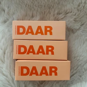 DAAR Cosmetics i tre nyanser - Tre olika nyanser från DAAR Cosmetics: Sunkissed, Cinnamon Roll och Bronzed Honey. Alla är oöppnade och plomberade. En är slutsåld på hemsidan. Säljer alla för 350kr kostar ny 229kr styck