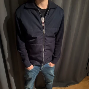 Cardigan från Massimo Dutti - Skön navy blå cardigan, grymt material. Storlek M passar även S. Nypris 1200, mitt pris 699. Passa på!!!