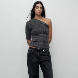 Grå offshoulder tröja - Topp med en arm från zara.💓 aldrig använd med prislappen kvar 