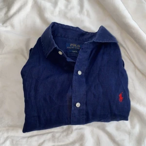 Polo Ralph lauren skjorta (linne) - Säljer denna sjukt snygga Ralph Lauren skjorta i storlek M, i extremt bra skick. Pris kan diskuteras vid snabb affär.