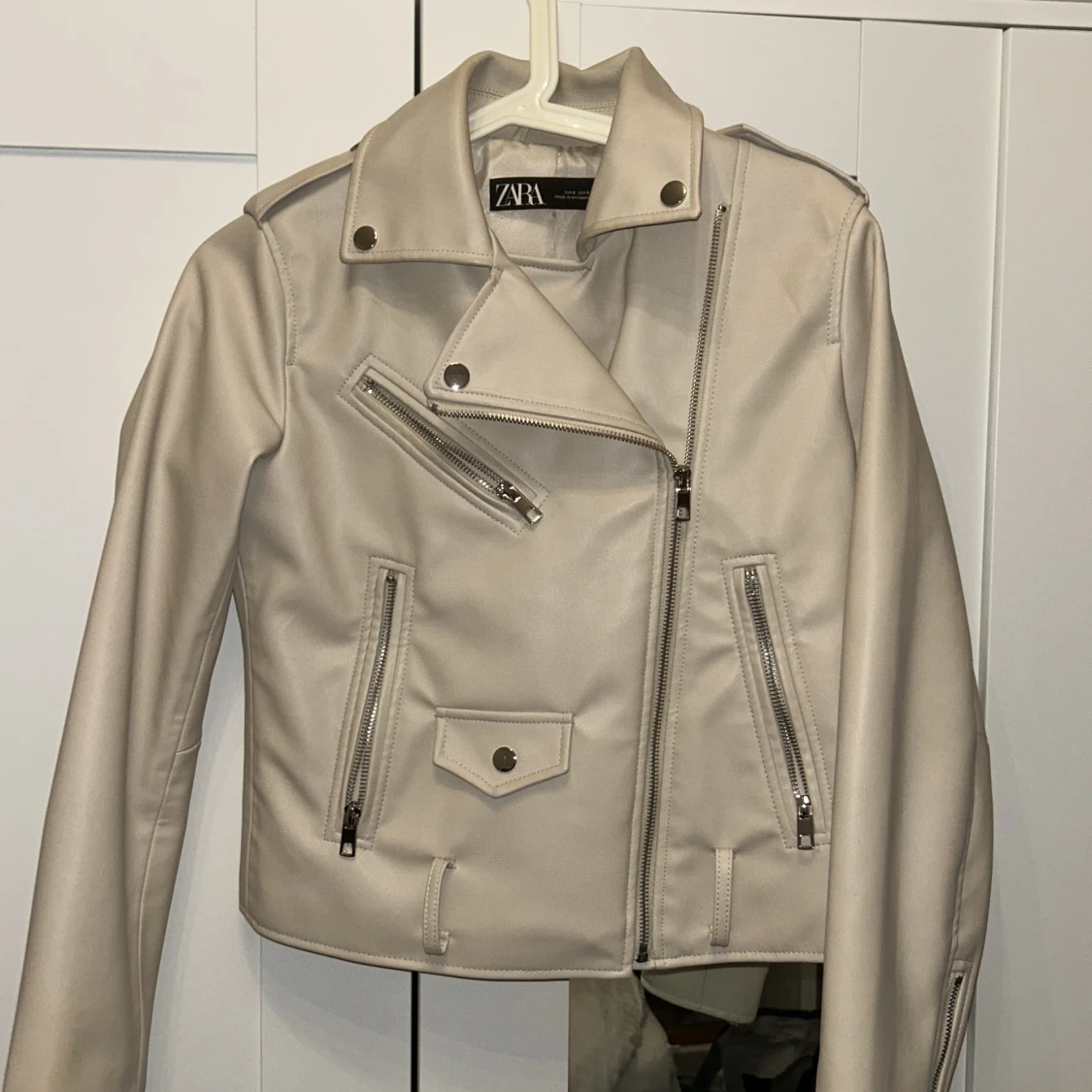 Beige skinnjacka från Zara