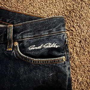 Baggy jeans - Använd fåtal gånger och är i fint skick, baggy jeans i storlek XXS, säljer pga att dem ej kommer till användning! Priset kan diskuterats och hör gärna av er vid frågor💞
