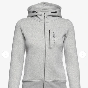 Sail racing zip up hoodie grå - Grå sail racing hoodie. Orginalpris 1500kr. Storlek 160cm den sitter som en S. Snygg passform med mjukt material inuti. Skriv om du undrar något