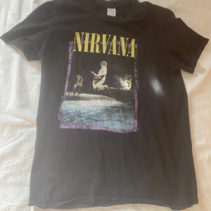 nirvana t-shirt - bra kvalitet på både tyget och trycket :)) lite osäker på storlek men cirka S-M