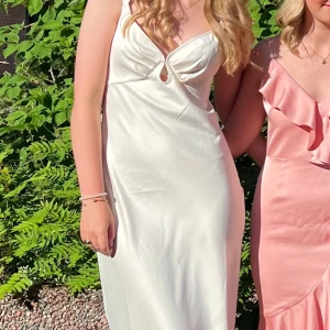 Adoore nimes dress - Jättefint skick förutom en fläck på vänster sida som knappt märks💕 (syns längst ner på första bilden, sista bilden är tagen i ett ljus där den är mest tydlig)