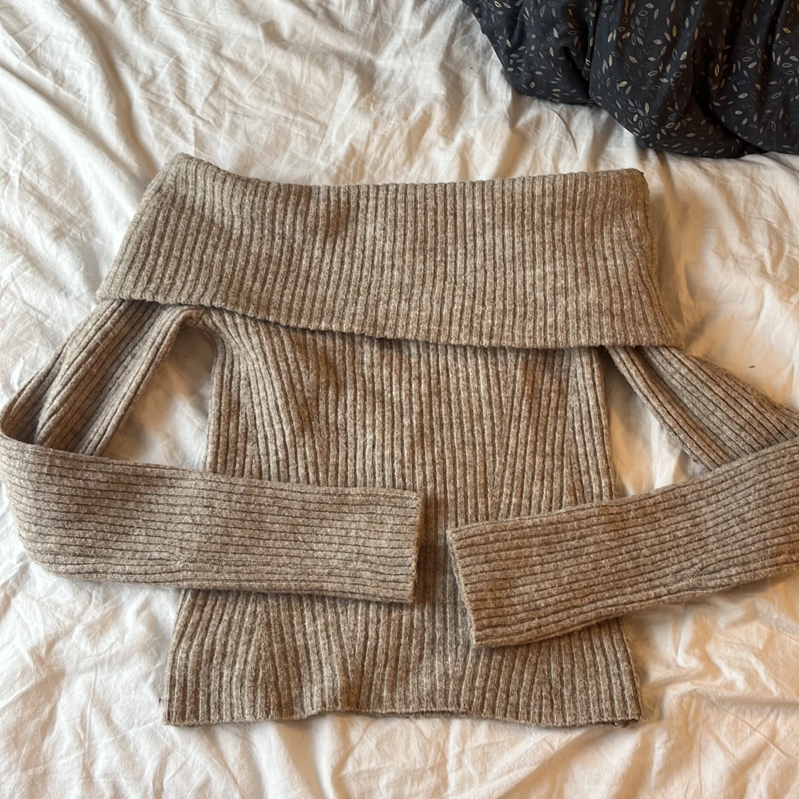 Beige ribbad offshoulder tröja från H&M