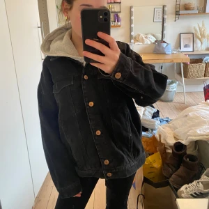 Svart oversized jeansjacka  - Säljer en svart lite oversized jeansjacka från Monki i storlek S. Jackan har en klassisk design med knappar framtill och två bröstfickor 🖤 säljer den för 100kr