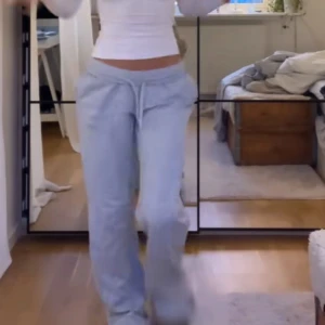 Low waist mjukisbyxor - Säljer ett par bekväma låg midjade ljusgrå mjukisbyxor från Bik bok. Perfekta för en avslappnad stil och sköna att bära hemma eller på språng. I storlek S!