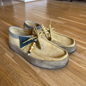 Gula Clarks Wallabee Cup - Sjukt bekväma Clarks Wallabee Cup i gul. Size 43. Perfekt sko för sommaren! 
