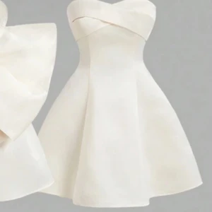 Champagnefärgad axelbandslös klänning - Elegant champagnefärgad axelbandslös klänning . Klänningen har en figurnära passform upptill och en utsvängd kjol som ger en fin silhuett. Perfekt för speciella tillfällen.