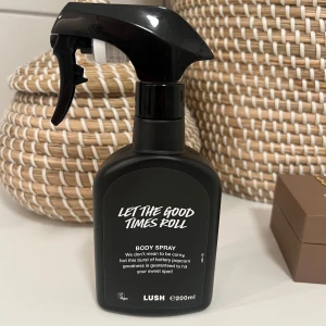 Lush body spray 200 ml - Säljer min body spray från Lush, köpt i göteborg. 200 ml, dock använd några gånger så inte helt full. 🌸 