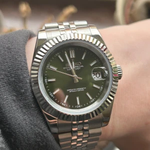 Seiko mod ”date just” mörkgrön - Tja! Säljer en sprillans ny grön date just mod. Den har blå lime som lyser i mörker och den innehåller ett nh35 urverk från seiko. Mejsel (för att ändra armbandstorlek) och klockkudde medföljer!                 Skicka dm vid frågor eller prisförslag 😁📩