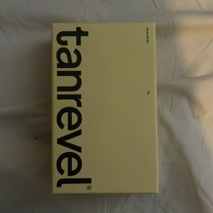 Tanrevel kit - Tanrevel spray tan kit! Endast testad men funkade inte på min hy! Flaskan har läckt i förpackning under frakten men inga problem annars! Apparaten är tvättat efter användning! Skriv för fler frågor!! 