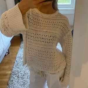 Vit stickad tröja - Säljer denna fina tröja som endast används ett fåtal gånger och är i ett mycket bra skick✨🌸