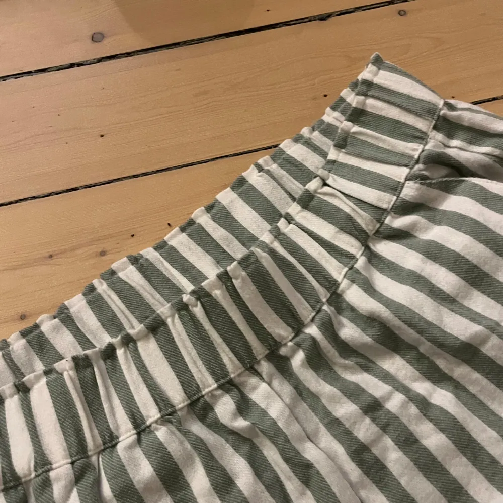 Mysiga randiga mjukisbyxor från Kappahl i grönt och vitt. Byxorna har en bekväm elastisk midja och är tillverkade i ett mjukt material. Långa på mig som är 177. Går att vika ner lågmidjat om man vill det. Går även att ta ner längst ner om man vill ha de ännu längre. Aldrig använda. Pris kan diskuteras!❤️🥰. Farkut & Housut.