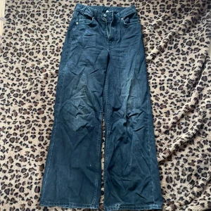 Svarta jeans med vida ben - Snygga svarta jeans med vida ben. Perfekta för en avslappnad stil. .