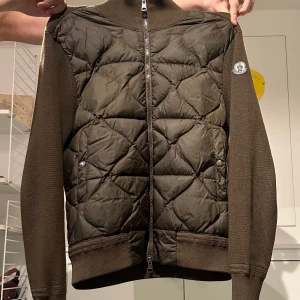 Monclear cardigan - Säljer en snygg olivgrön quiltad cardigan från Moncler. Unik då få personer har just denna modell. Storlek s, perfekt till våren och hösten. 