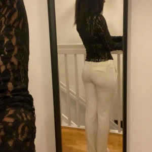 Kostymbyxor - Säljer ett par jätte snygga kostymbyxor från BikBok som är helt oanvända, endast testade och tvättade. Modellen på byxorna är pw vera🫶🏼  