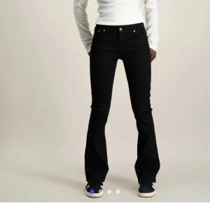 Svarta bootcut jeans - Snygga svarta bootcut jeans med hög midja. De har en klassisk femficksdesign och stängs med dragkedja och knapp. Perfekta för en stilren look. Storlek barn 182 men sitter bra på mig som är 173 och bär S, de går att dra åt i midjan vilket är as nice!!💋de är aldrig använda 