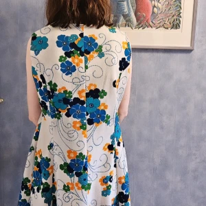 Blom klänning  - Retro klänning blommor. Vita knappar på framsida. Mjukt tjockt tyg. Sticks ej. St 38. Från loppmarknad. 60kr. Ej frakt